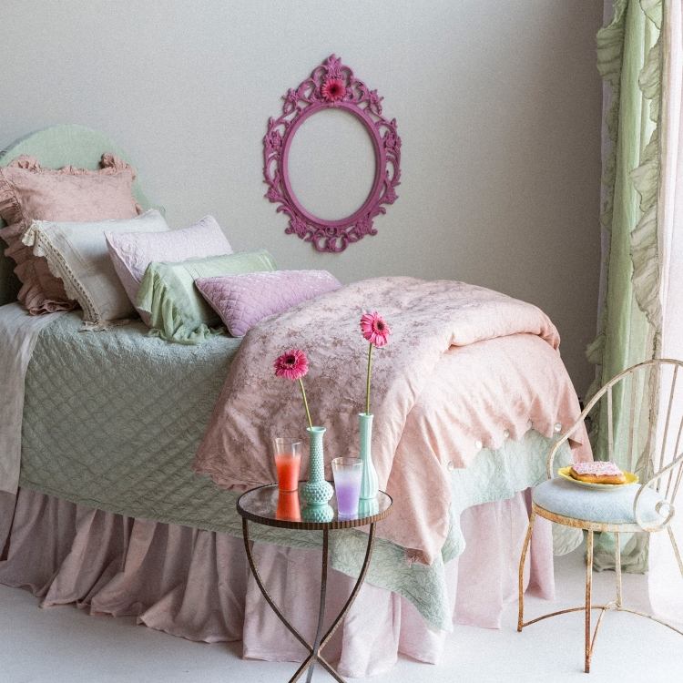 vägg-färg-grå-kombinationer-rosa-delikat-sovrum-sänglinne-spegel-rosa