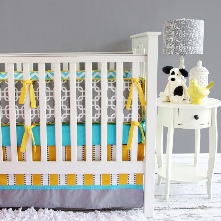 vägg-färg-grå-kombinationer-barnrum-babysäng-gul-turkos-vit sängbord