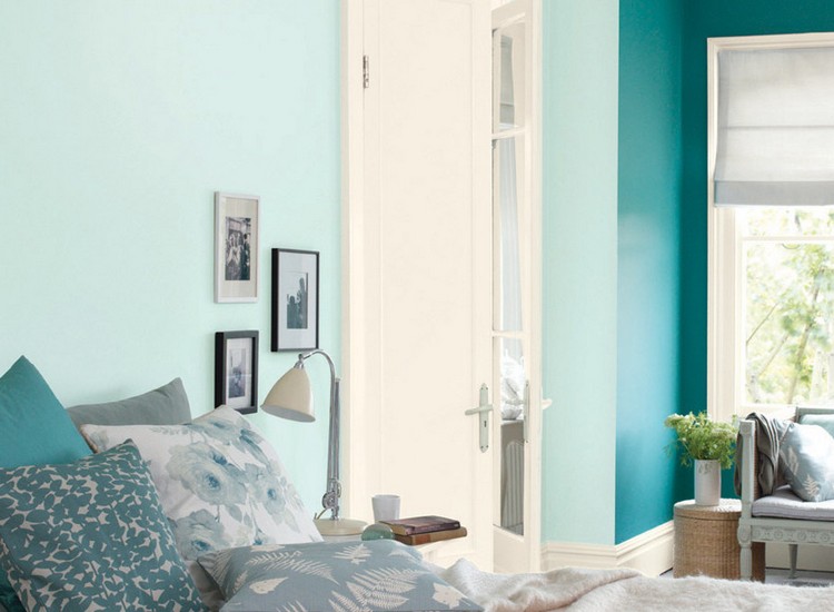 vägg-färg-sovrum-pastell-blå-bensin-vit-dörr