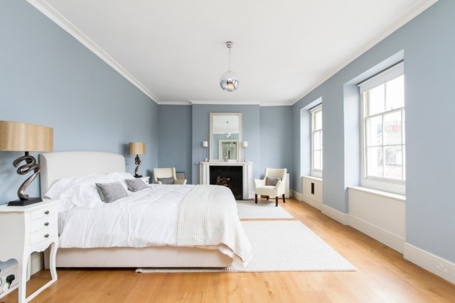 Blå-vägg-måla-i-sovrummet-ljus-trä-golv