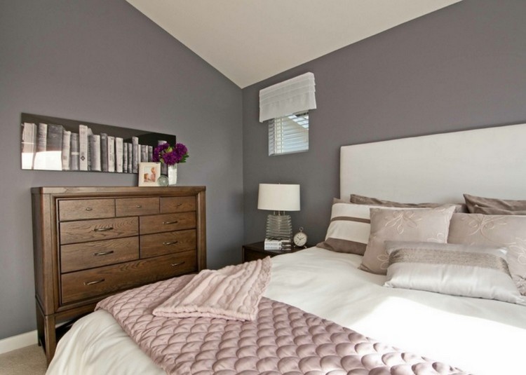 Väggfärg i sovrummet taupe-väggmålning-motiv-trä-byrå-rosa-överkast