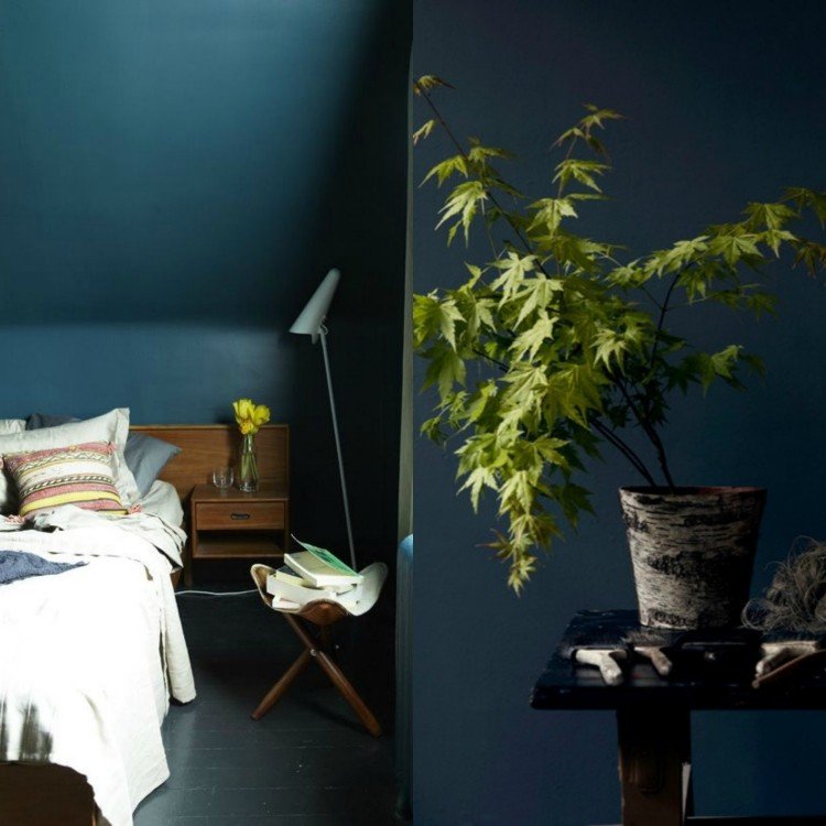 vägg-färg-bensin-blå-sovrum-trä-sänggavel-