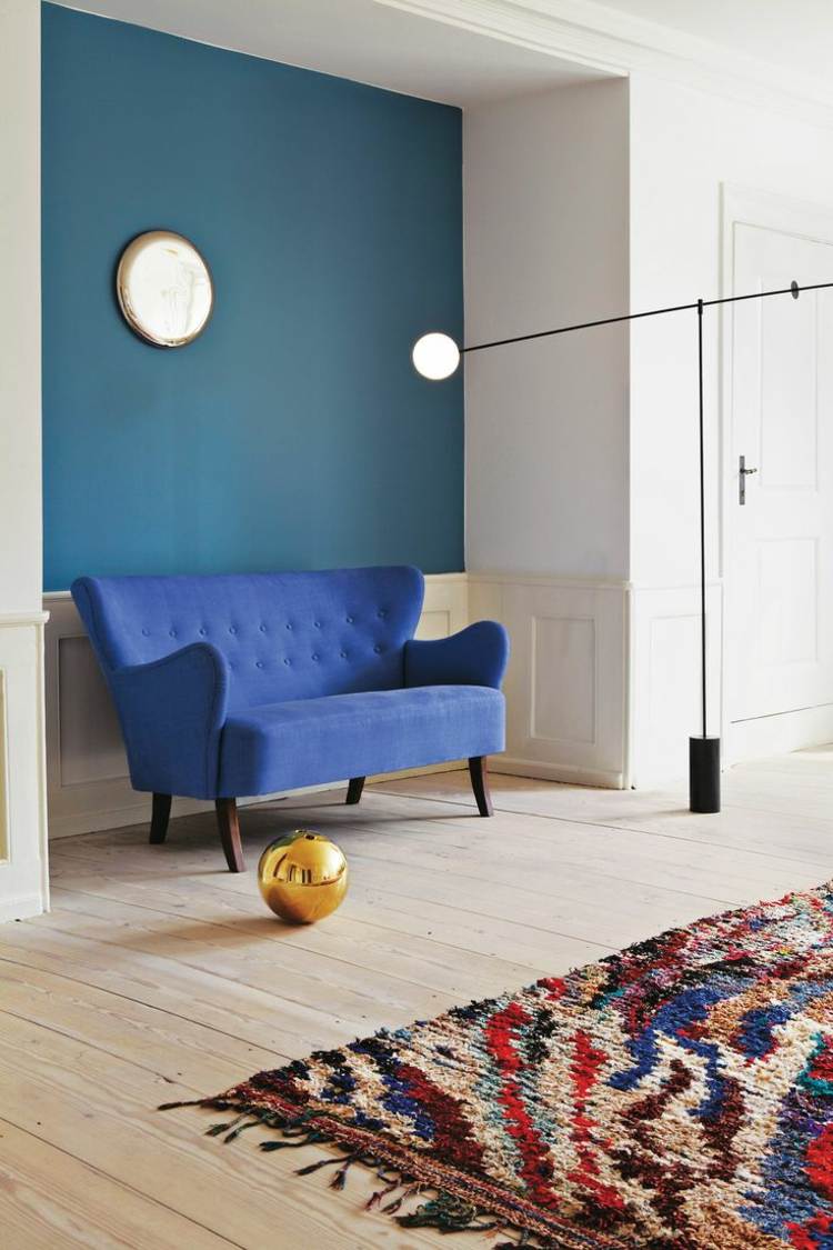 väggfärg petrol accent väggmatta färgstark soffa blå