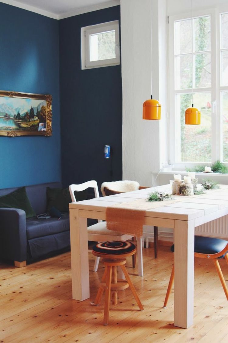 väggfärg bensinblå nyans matbord vitt trä
