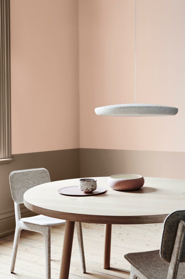 väggfärgstrender bord-stolar-naturlig färg-matplats-hängande lampa-känsla