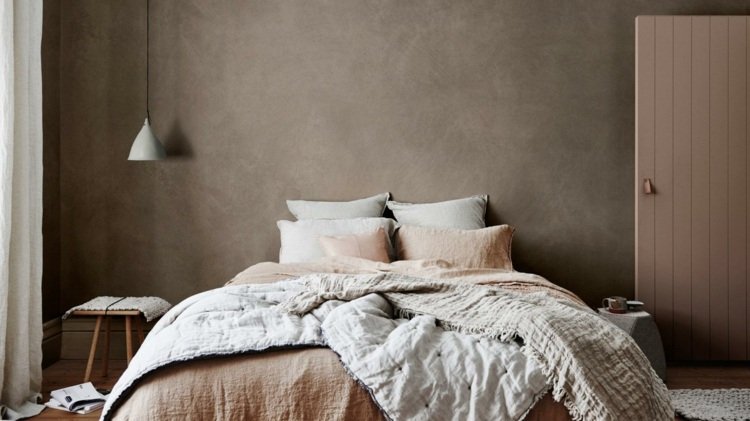 väggfärgstrender sovrum-beige-naturtoner-säng-kudde-filt-känsla