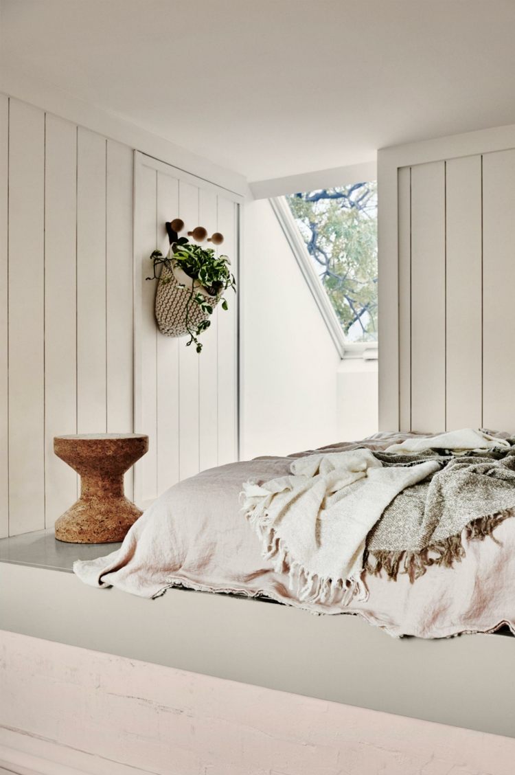 väggfärgstrender säng-överkast-fönster-beige-krukväxt-känsla