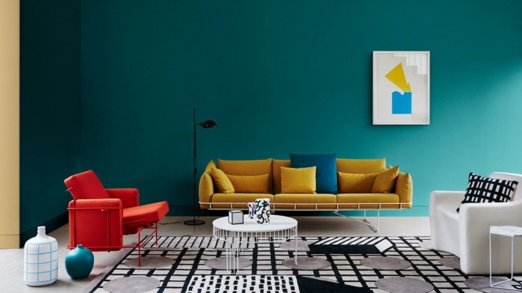 väggfärg-trender-vardagsrum-röd-senap-turkos-fåtölj-soffa-matta-chroma