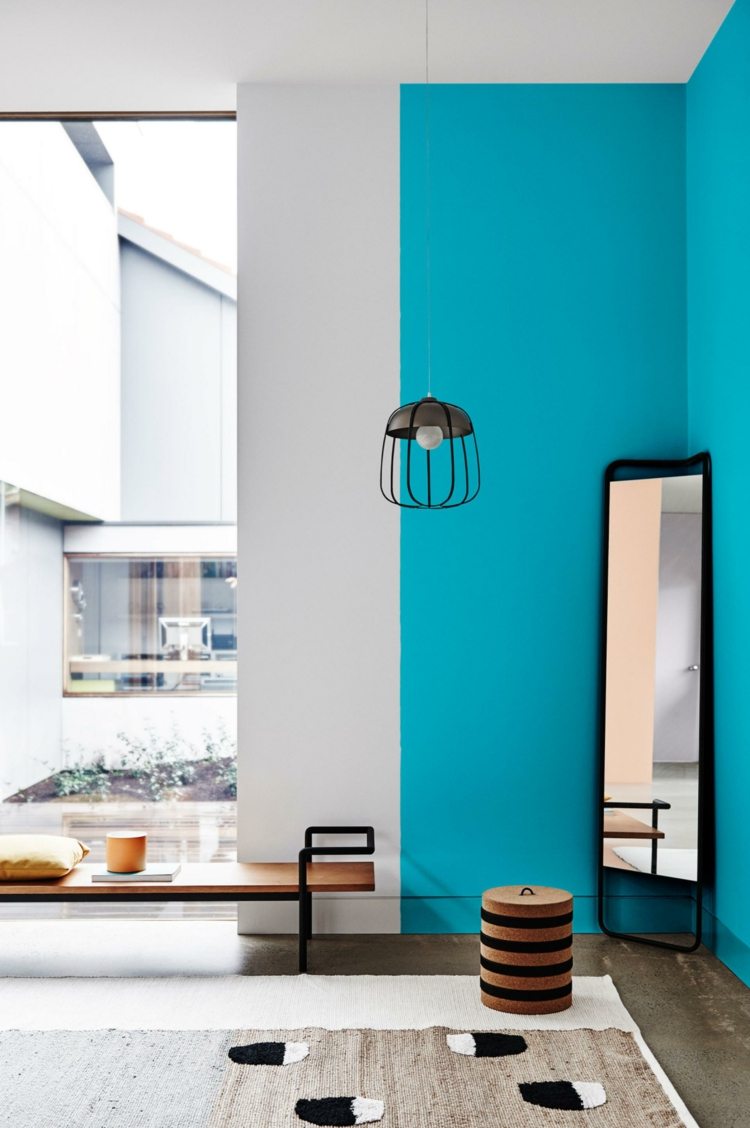 vägg-färg-trender-bänk-fönster-spegel-lampa-blå-vardagsrum-chroma