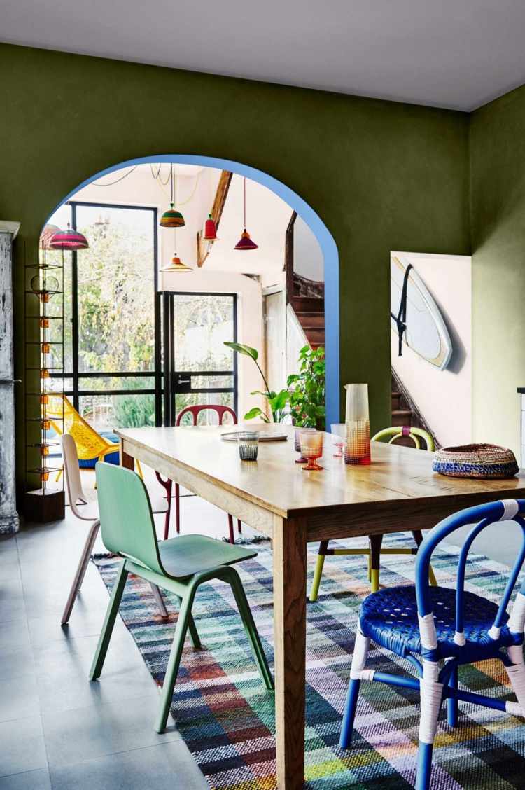 vägg-färg-trender-matplats-grön-blå-hängande-lampor-trappa-bord-gul-entwine