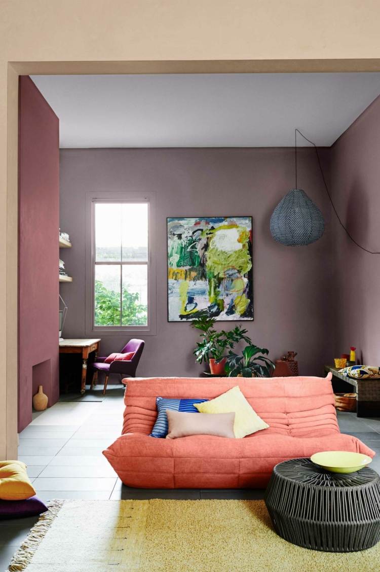 vägg-färg-trender-orange-gul-skumma rosa-hängande-lampa-soffbord-bild-entwine
