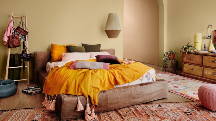 vägg-färg-trender-sovrum-orange-gul-säng-kudde-väskor-matta-trä-stege-entwine