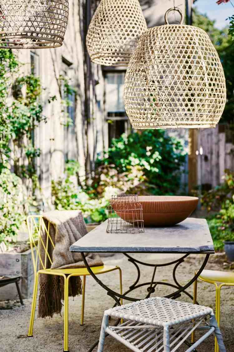 vägg-färg-trender-trädgård-bord-stolar-gul-ratan-lampor-skål-entwine