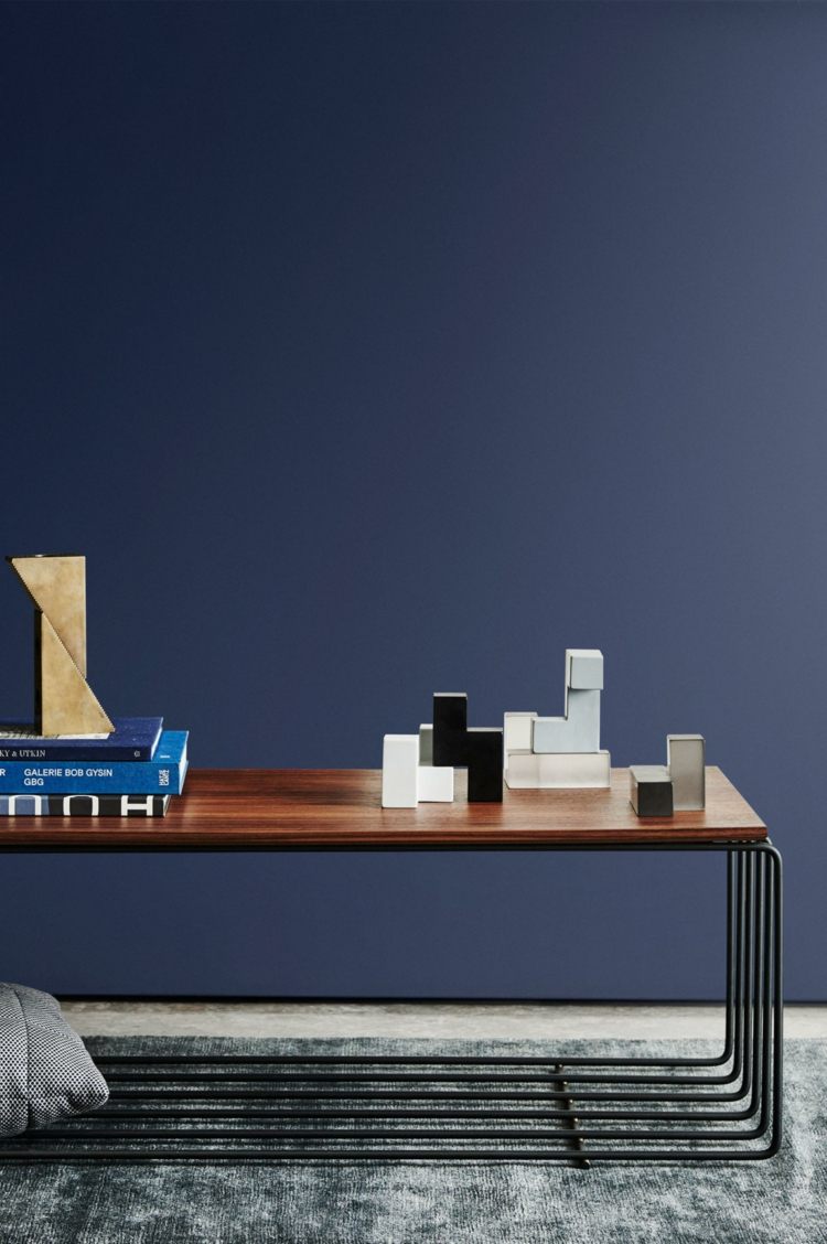 vägg-färg-trender-blå-bord-vardagsrum-matta-böcker-kuddar-konstruera