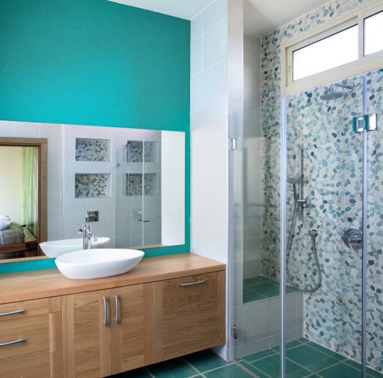 Väggfärg-turkos-badrum-mosaik-kakel-grå