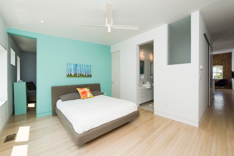 Väggfärg-turkos-sovrum-modern-vit-trä-säng