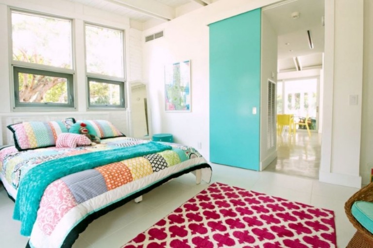 Vägg-färg-turkos-dörr-sovrum-idéer-Kilim