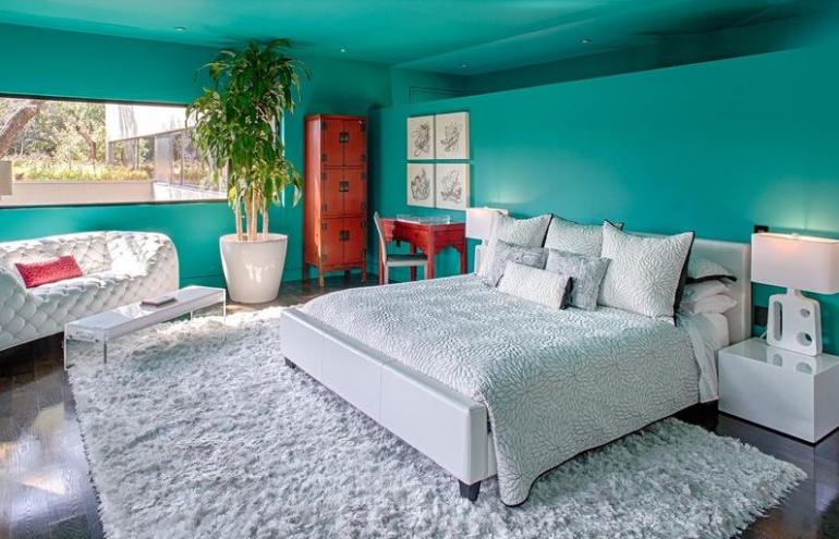 Väggfärg-turkos-vit-säng-shaggy-matta