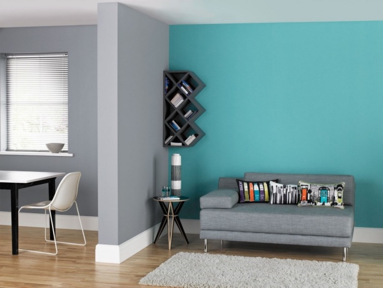 väggfärg-turkos-vardagsrum-ljusgrå-vägg-soffa-matta-stol-parkettgolv