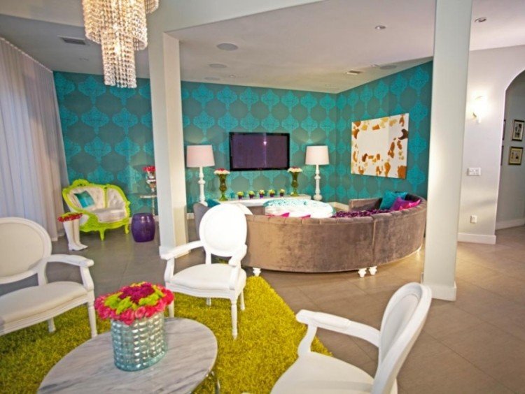 Väggfärg turkos-vardagsrum-mönster-soffa-rund-vit-stoppade stolar-kristallkrona
