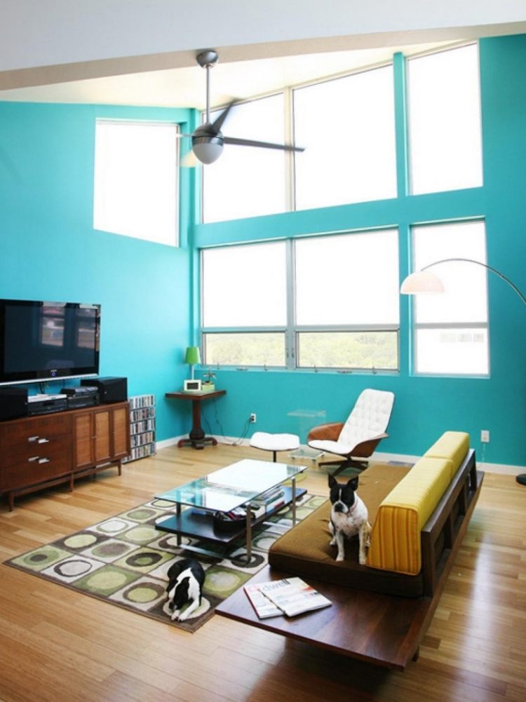 Väggfärg turkos-vardagsrum-loft-60-talet-parkett-golv-tv-konsol-matta-mönster-hundar