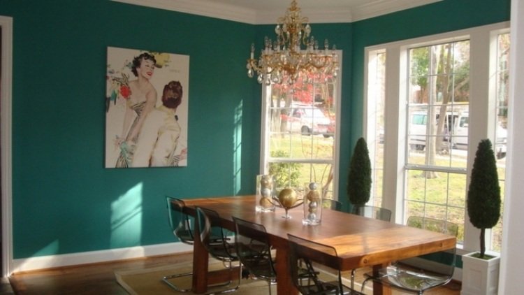 Väggfärg turkos-vardagsrum-exxzimmer-bord-stol-cantilever-ljuskrona-kristall-gitter fönster-bild