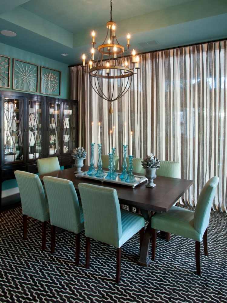 Väggfärg turkos-vardagsrum-matsal-bord-stoppade stolar-matta-mönster-gardiner-ljuskrona