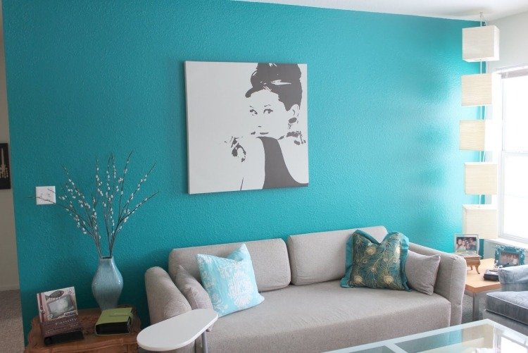 vägg-färg-turkos-vardagsrum-soffa-grå-bild-moderna-kuddar-deco-fönster