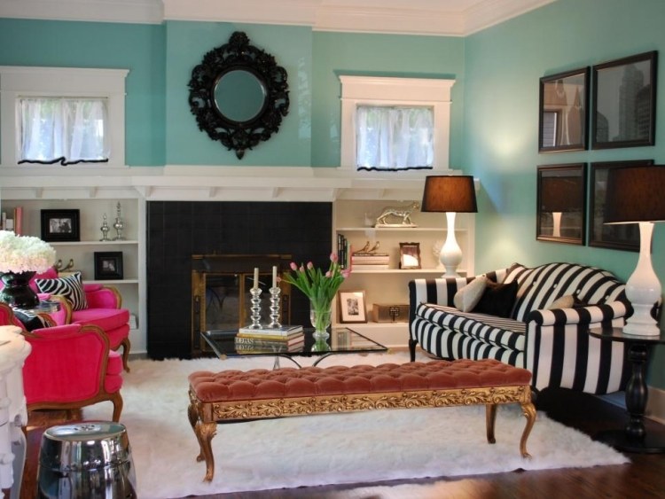 väggfärg-teurkis-vardagsrum-soffa-ränder-svart-vit-fåtölj-barock-sammet-stoppad bänk
