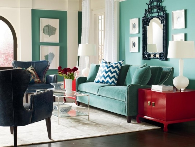 väggfärg-teurkis-vardagsrum-soffa-fåtölj-samcouchtable-glas-matta-vit