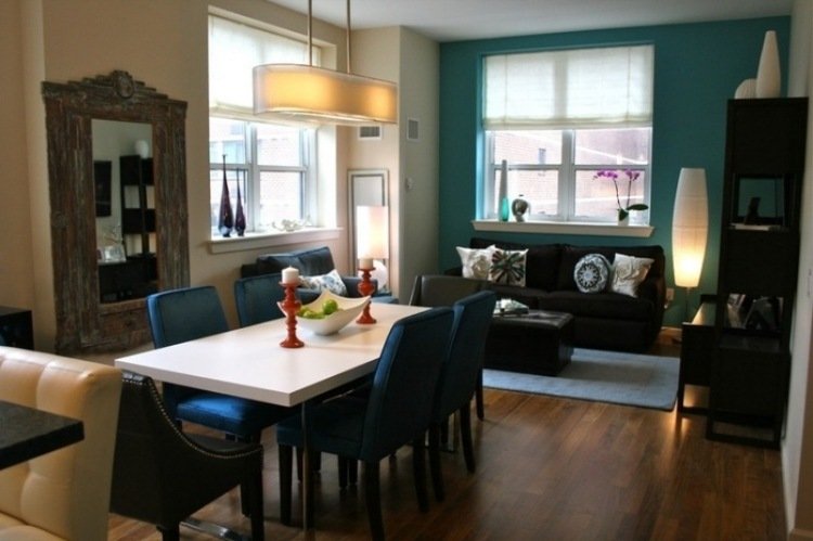 väggfärg-turkos-vardagsrum-soffa-matbord-stoppade stolar-lampfönster
