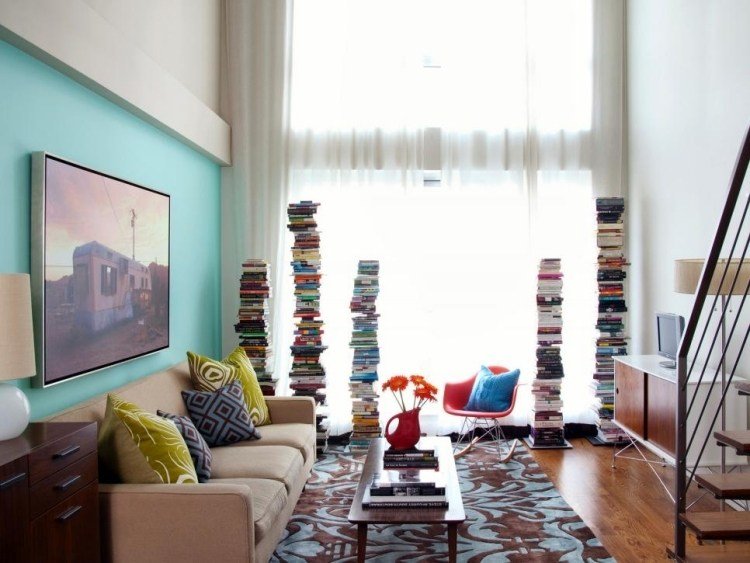 vägg-färg-turkos-vardagsrum-soffa-brun-bild-matta-mönster-bok-torn