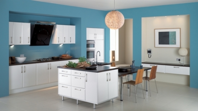 vägg-färg-turkos-kök-vita-skåp-fronter-vanliga-matbord-stolar