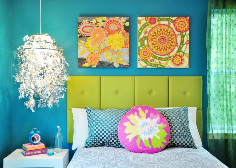 vägg-färg-turkos-sovrum-hängande-lampa-blomma-kuddar-säng-mönster-omslag-sänggavel-grön-klädsel-bilder-färgglada