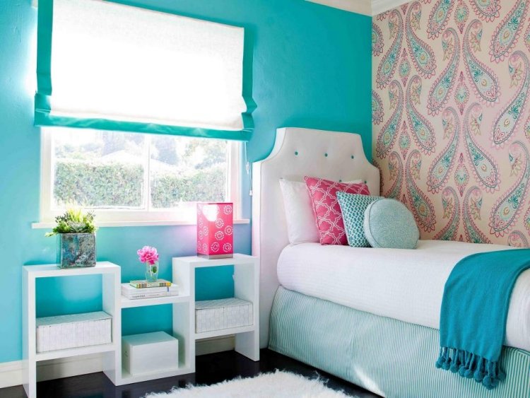 vägg-färg-turkos-sovrum-enkelsäng-Kompteil-klädsel-paisely mönster-tapet-vit