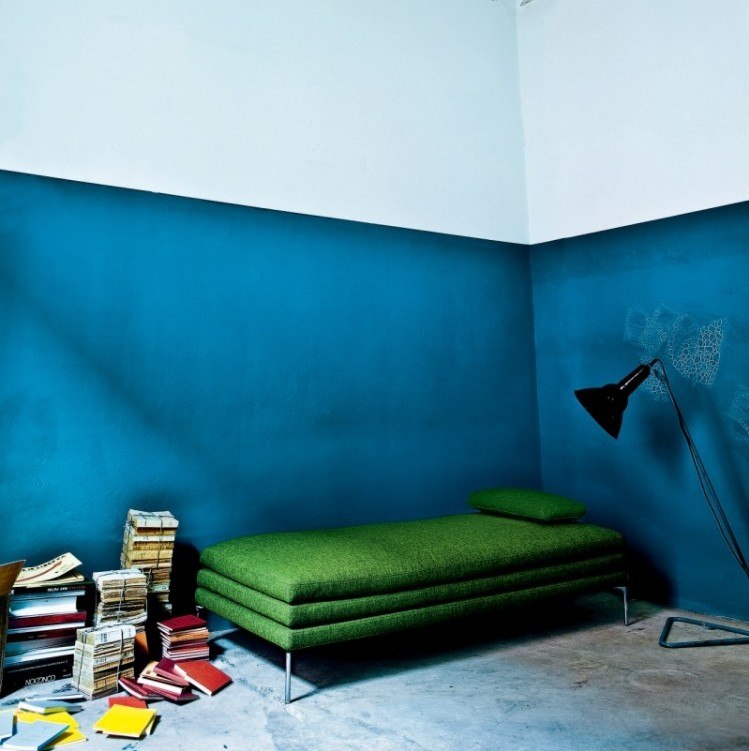 vägg-färg-turkos-sovrum-enkelsäng-grön-högt i tak-böcker-antik