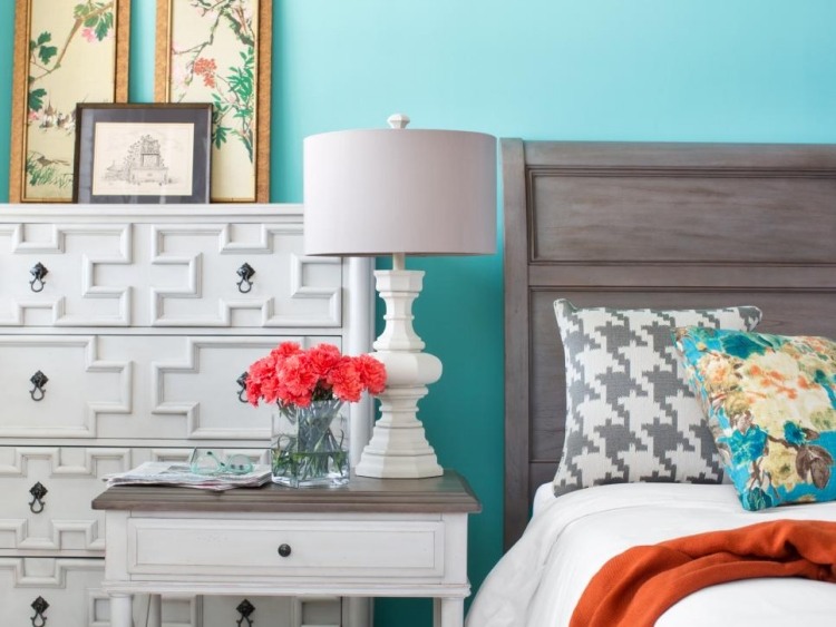 vägg-färg-turkos-sovrum-deco-byrå-vit-sängbord-säng-grå-kuddar