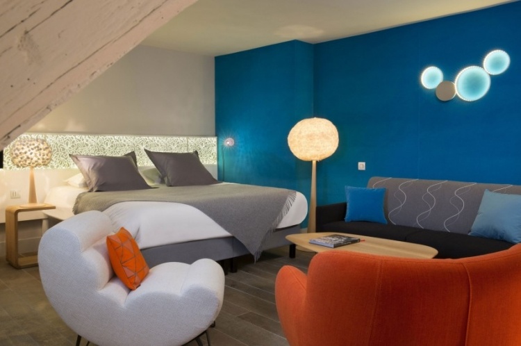 vägg-färg-turkos-sovrum-säng-sittplatser-klädsel-50-talet-indirekt-belysning-orange