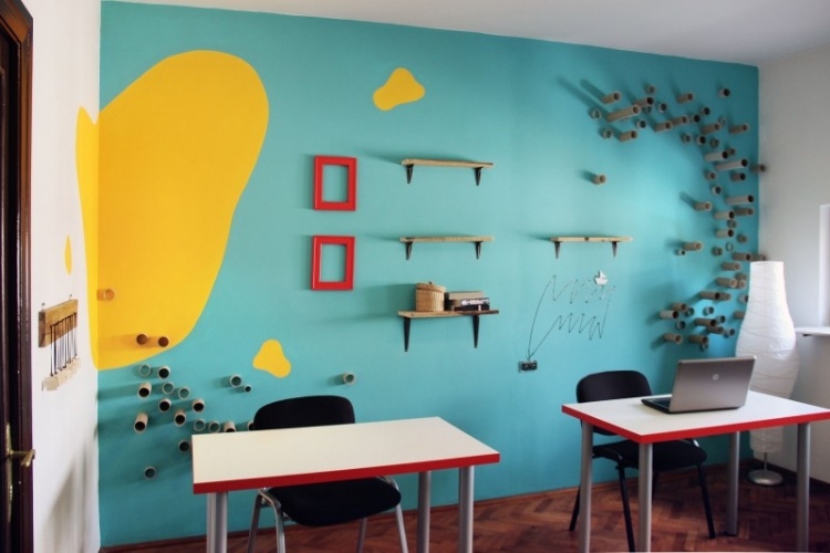 vägg-färg-turkos-barnrum-vägg-design-skrivbord-stolar-vägg-dekoration-gul