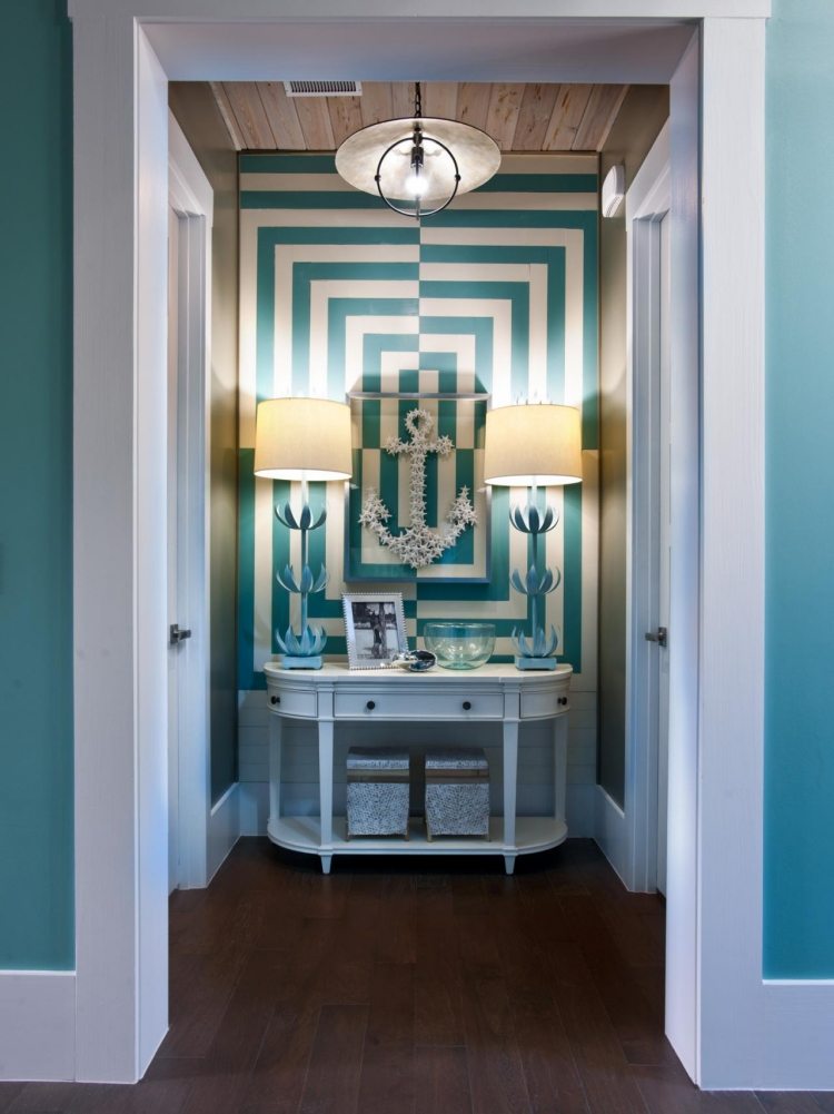 vägg-färg-turkos-korridor-vita-ränder-maritim-byrå-skänk-mönster-ankare-bordslampa-symmetri