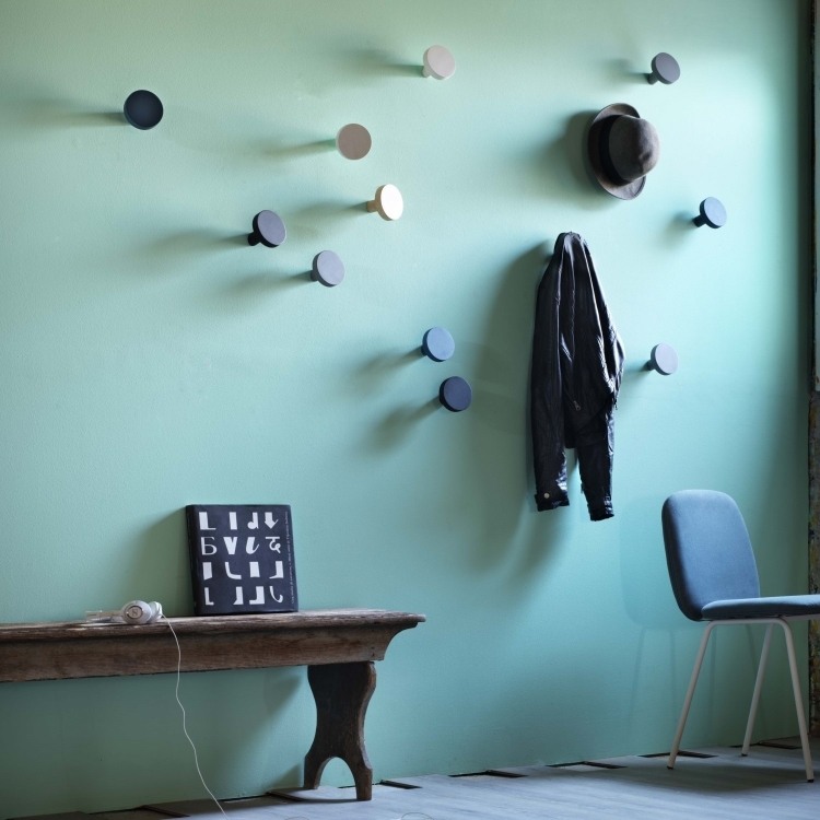 vägg-färg-turkos-korridor-garderob-vägg krok-bänk-stol-enkel-design