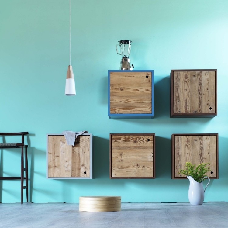 vägg-färg-turkos-korridor-vägg-golv-hängande-skåp-kvadrat-trä-front-arrangemang-dekoration-stol