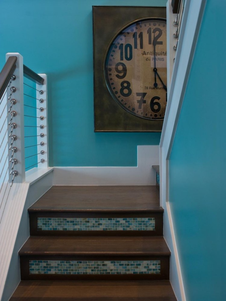 vägg-färg-turkos-korridor-trappor-mosaik-räcke-vägg-klocka-stor