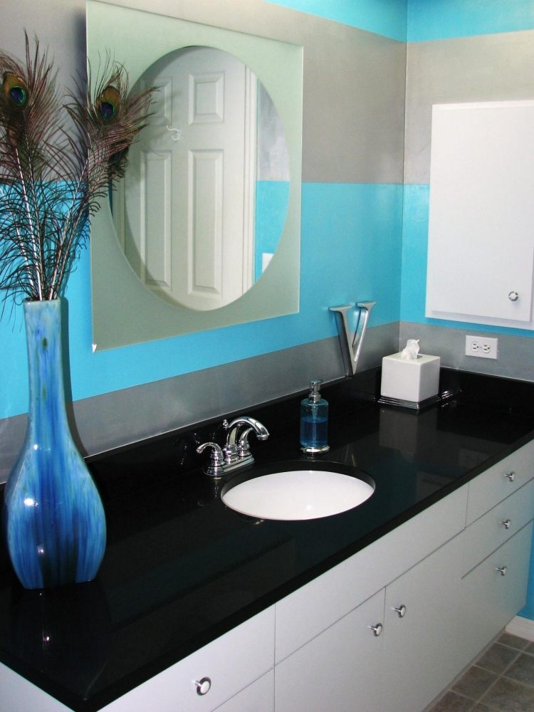 vägg-färg-turkos-badrum-fåfänga-vit-tvättställ-svart-spegel-rund-fyrkantig-deco-grå