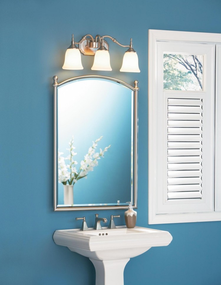 vägg-färg-turkos-badrum-retro-handfat-passande-spegel-ljus-fönsterluckor-vit