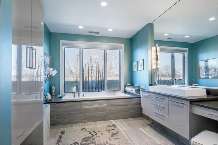 vägg-färg-turkos-badrum-grå-vit-högglans spegel-vägg-bad-stort-fönster