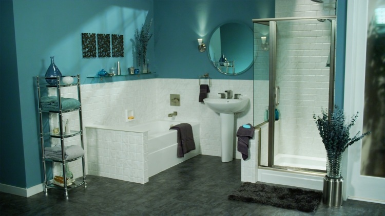 vägg-färg-turkos-badrum-kakel-vit-golv-grå-badkar-dusch-spegel-rund-deco