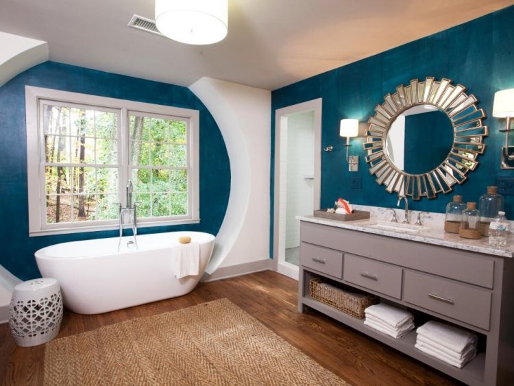 väggfärg-turkos-badrum-badkar-vitt-trägolv-underskåp-grå-fåfänga-marmor-spegel-rund-dekoration
