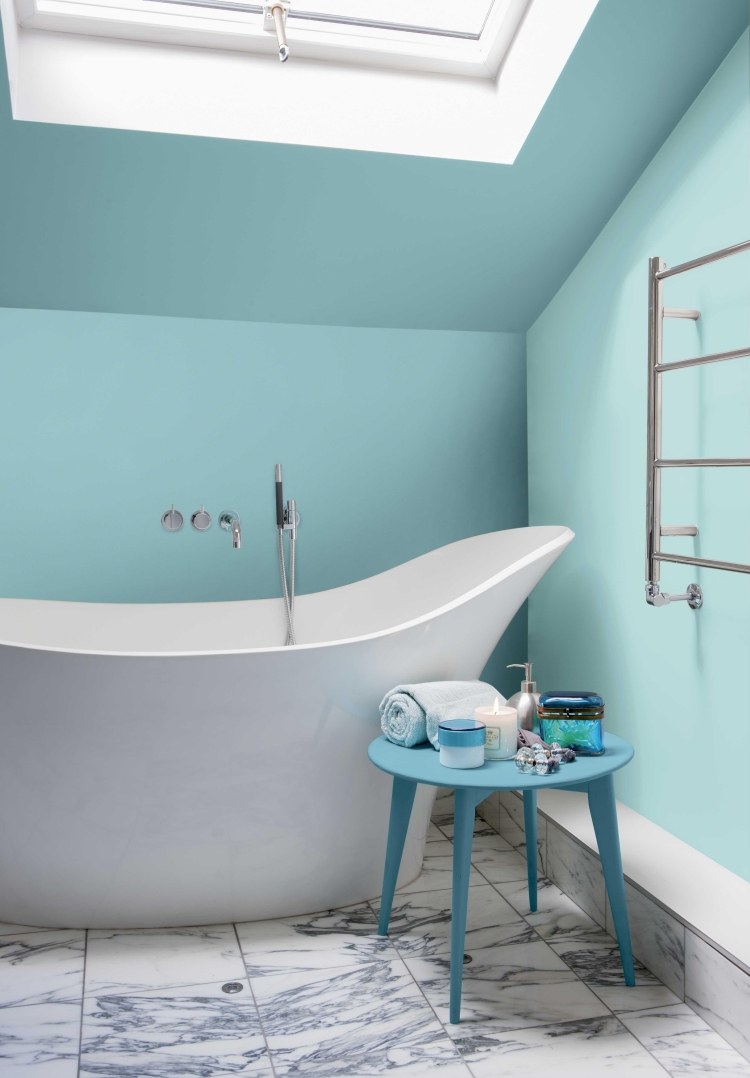 väggfärg-teurkis-badrum-badkar-marmorgolv-nästa bord-vit-takfönster