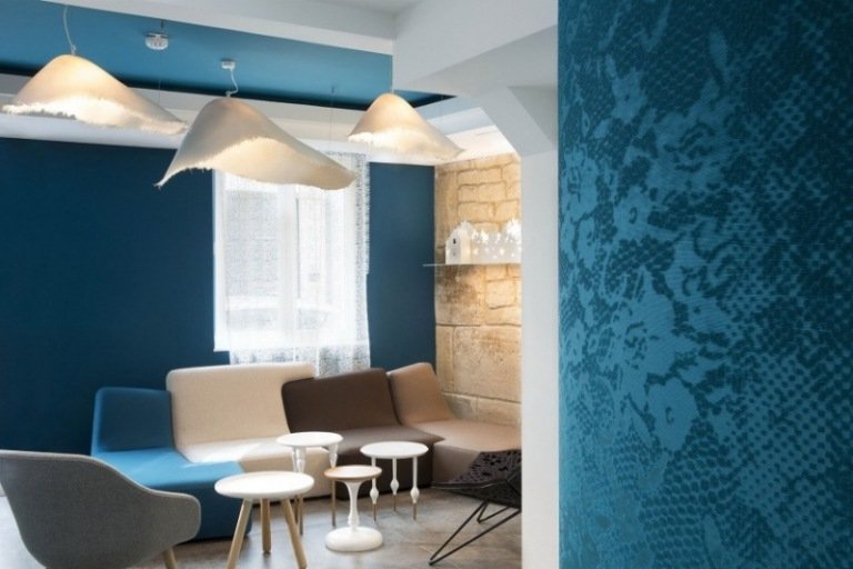Väggfärg turkos-vardagsrum-soffa-modul-pall-vit-ljus-ekologisk-modern